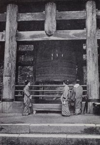 Den store klokke i Chiou-Ju-templet (s/h-billede) af American Photographer (after)