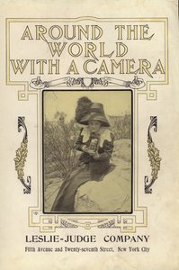 Titelsideillustration til Jorden rundt med et kamera (s/h foto) af American Photographer (after)