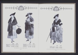 Opslag på to sider fra The Theatre of Fur Fashion (s/h-billede) af American Photographer (after)