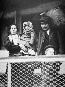 En italiensk indvandrerfamilie på færgen fra Ellis Island til New York City af American Photographer