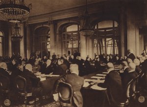 Amerika i Første Verdenskrig: Georges Clemenceau, Frankrigs premierminister, overrækker de allieredes fredsbetingelser til de tyske delegerede på Trianon Palace Hotel, Versailles, 7. maj. af American Photographer