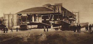 Amerika i Første Verdenskrig: NC-3 og NC-4 foran deres hangar klar til den transatlantiske flyvning (s/h-foto) af American Photographer