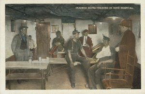 Amerikansk kulminedrift: Tilskadekomne behandles på minehospital (farvefoto) af American Photographer