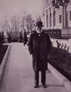 Andrew Carnegie uden for sit palæ på Fifth Avenue, New York af American Photographer