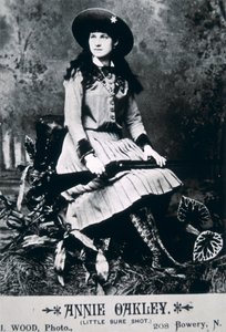 Annie Oakley (1860-1926) (s/hvid foto) af American Photographer