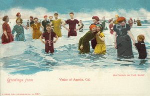 Badning i brændingen (farvefoto) af American Photographer
