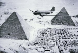 C-47 flyver over Egyptens pyramider af American Photographer
