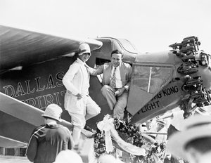 Kaptajn og fru P Erwin ved afsløringen af Dallas Spirit på Love Field, 6. august, 1927 af American Photographer