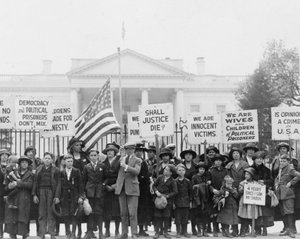 Børn i Det Hvide Hus appellerer til præsidenten om løsladelse af politiske fanger, 1922 (s/h-foto) af American Photographer