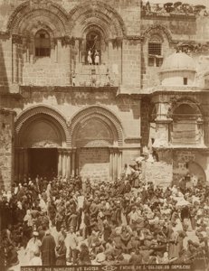 Den Hellige Gravs Kirke, Jerusalem, med gården fyldt med pilgrimme samlet til påske, 1898-1911 af American Photographer