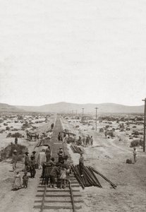 Byggeri i 1869 af Central Pacific Railways - Nevada - Arbejdere, der byggede jernbanelinjerne i Central Pacific Company for at bygge den første nordamerikanske transkontinentale jernbane. (Central Pacific Railroad selskab) af American Photographer