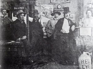 Cripple Creek Barroom, 1898 af American Photographer