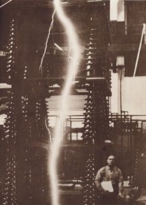 Udladning af kunstige lyn fra en generator på fem millioner volt (s/h-foto) af American Photographer