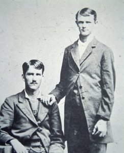 Frank (1843-1915) og Jesse James (1847-82) ca. 1870 (s/h-foto) af American Photographer