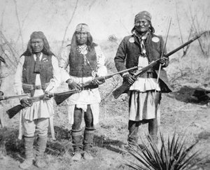 Geronimo og tre af hans Apache-krigere af American Photographer