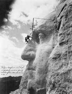 Gutzon Borglum inspicerede arbejde på Washington ved Mount Rushmore, 1932 af American Photographer