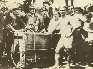 Harry Houdini bliver sænket ned i den isdækkede Detroit-flod i 1907 (s/h-foto) af American Photographer