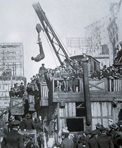 Houdini flygter fra en spændetrøje, mens han var suspenderet fra en kran i New York City (s/h foto) af American Photographer