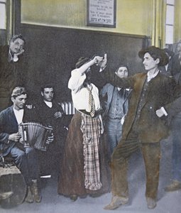 Immigranter i folkedans på Ellis Island, New York Harbor af American Photographer