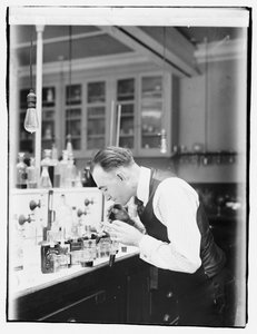 Internal Revenue Bureau Kemiker G.F. Beyer af American Photographer