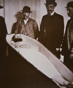 Jesse James i sin kiste efter at være blevet skudt og dræbt i 1882 (s/h foto)