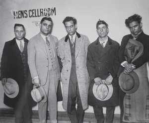 Joe Aiello (1891-1930) med sine håndlangere i politiets varetægt af American Photographer