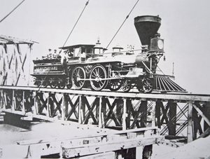 Lokomotiv fra US Military Railroads (Union Army), der krydser bukkebroen over Potomac-floden (s/h-billede) af American Photographer