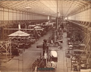 Machinery Hall, South Avenue, Philadelphia Centennial International Exhibition, 1876 (sølvalbumin-tryk) af American Photographer