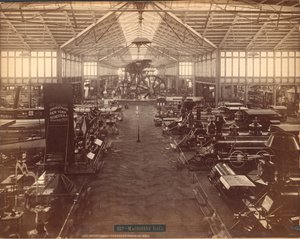 Machinery Hall, fra den nordlige ende, Philadelphia Centennial International Exhibition, 1876 (sølvalbumin-tryk) af American Photographer