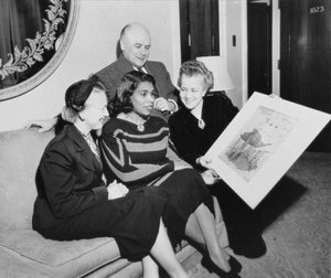 Marian Anderson (1897-1993) og Richard Bucky Fuller (1895-1983) med to andre kvinder
