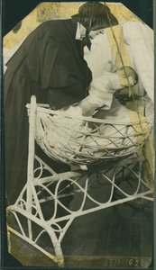 New York Foundling Hospital - Søster Anna Michella med baby og vugge af American Photographer