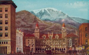 Pikes Peak Avenue, Colorado Springs, Colorado, Pikes Peak i det fjerne (farvefoto) af American Photographer