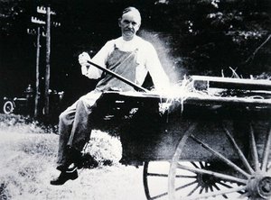 Præsident Calvin Coolidge (1873-1933) poserer som landmand under en ferie i Vermont (s/h foto) af American Photographer