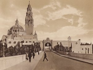San Diego: Vestporten til Panama-California-udstillingen viser tårnet og kuplen på California-bygningen (s/h-foto) af American Photographer