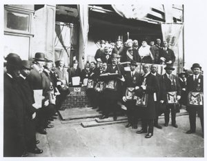 Schomburg blandt frimurere og Odd Fellows ved hjørnestensnedlæggelsen af det joniske tempel af American Photographer