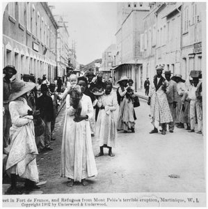 Gade i Fort de France med flygtninge efter udbruddet af Mount Pelee, Martinique, udgivet af Underwood og Underwood, 1902