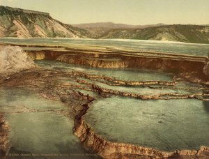 Summit Basin, Mammoth Hot Spring, Yellowstone National Park, ca. 1898 (fotokrom) af American Photographer