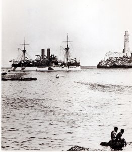 USS Maine på vej ind i havnen i Havana, Cuba, 1898 (se 206526, 206527) af American Photographer