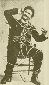 Den unge Harry Houdini laver et trick med et flugtreb i 1898 (s/h-foto) af American Photographer