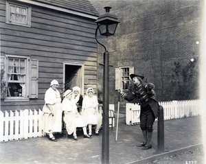 Town Crier on the High Street, 1926 (gelatinesølvtryk) af American Photographer
