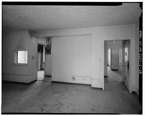Typisk 2-værelses med spisestue og hule, gang med indgang til køkken og badeværelse (venstre), gang til soveværelser (højre) - Techwood Homes, Building No. 6, 465 Techwood Drive & 119-125 Hunnicutt Street, Atlanta, Fulton County GA af American Photographer