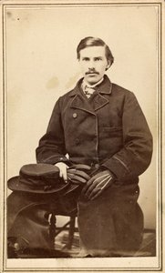Uidentificeret mand i overfrakke med hat og handsker af American Photographer