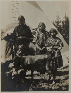 Kvinde, to piger og et barn med hund, ca. 1900. Gelatine-sølvfotografi af American Photographer