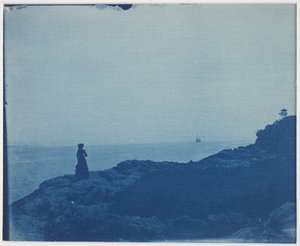 Kvinde ser skonnert fra et klippenæs af American Photographer