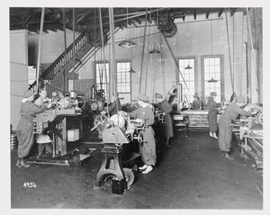 Kvinder, der arbejder på fabrikker under 1. verdenskrig, ca. 1917 af American Photographer
