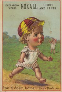 Baby løber iført baseballhat af American School