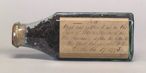 Boston Tea Party teblade i en glasflaske, indsamlet af T.M. Harris, Dorchester Neck, december 1773 af American School