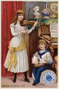 Pige, der spiller violin til et lille barn af American School