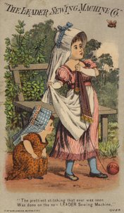 Piger ser bi, mens de leger med bolden af American School