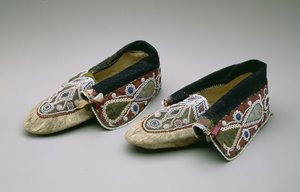 Moccasiner, Chippewa, ca. 1835 (bukkeskind, glasperler, bomuld, silkestof og bånd) af American School
